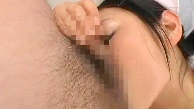 Enfermera Asiática Bonita Da Caliente Mamada para Extraer Jugo Cálido