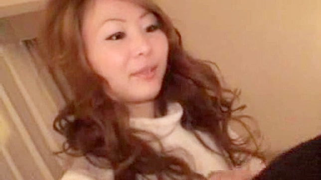 Dulce Cariñito Adora un Enorme Pene Dilatando su Coño Apretado