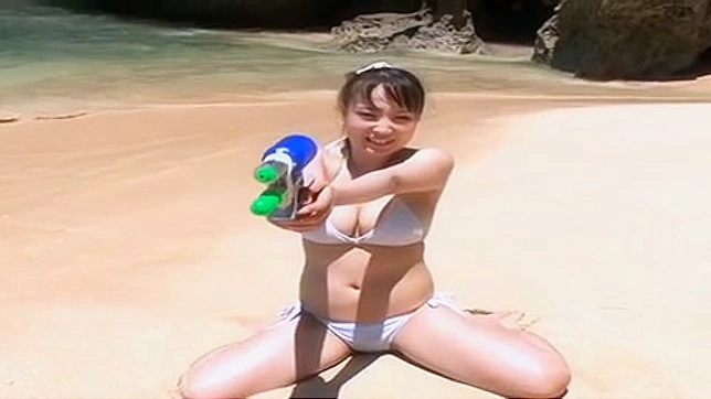 Princesa asiática con coletas posando su figura sexy al aire libre