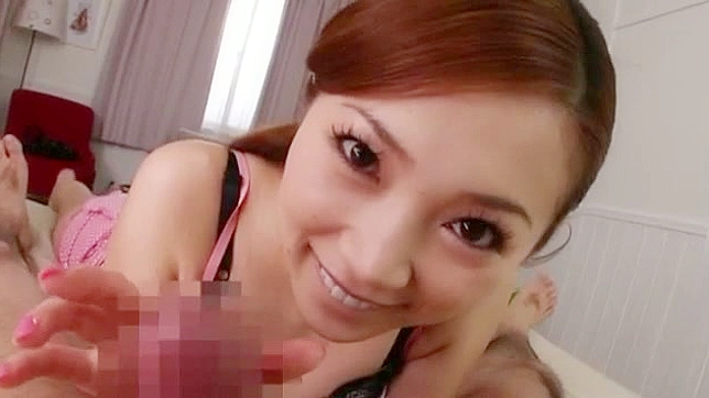 Pelirroja y elegante japonesa le hace una mamada al novio