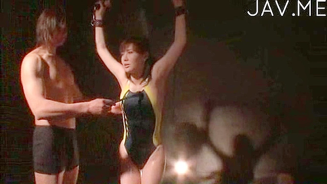 Joven asiática amateur montando una polla enorme con picardía