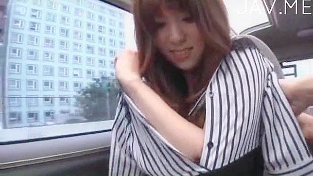 Chica Japonesa Amateur Recibe Juguetes Locos Dentro de un Coche