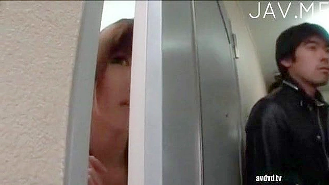 Linda asiática se vuelve loca con leche en su cara
