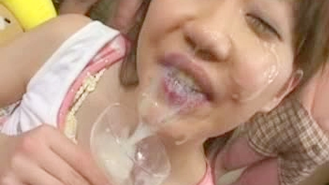 Sesión JAV Bukkake con una nena sedienta de semen