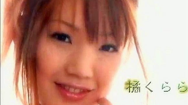 Muñeca japonesa atrevida muestra sus increíbles tetas grandes