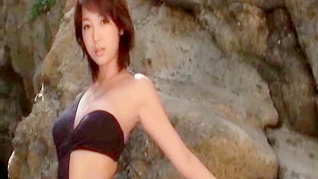 Chica asiática seductora con outfits pecaminosamente sexis