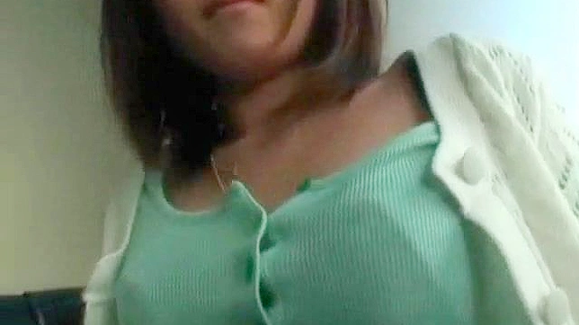 Teen 18+ Asiático Audaz y Caliente se Masturba con Dedos en su Chocho Peludo