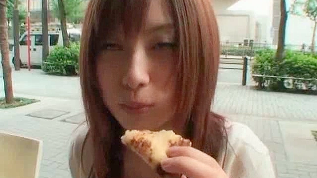 Japonesita Hambrienta y Complaciente Dándole una Mamada Profunda