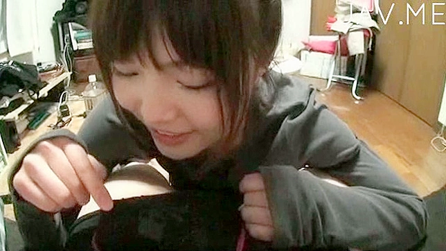 Dulce japonesita pervertida chupando una dura pollazo en casa