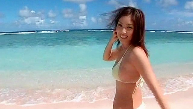 Chica Asiática Caliente Exhibiendo Tetas En La Playa