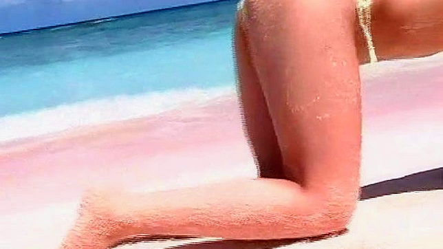 Chica Asiática Deliciosa Exhibe Sus Tetas Calientes En La Playa