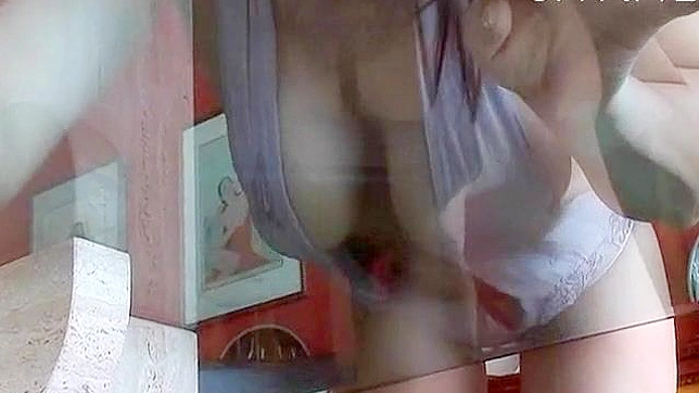 Chica asiática con grandes tetas y glamour posando en casa
