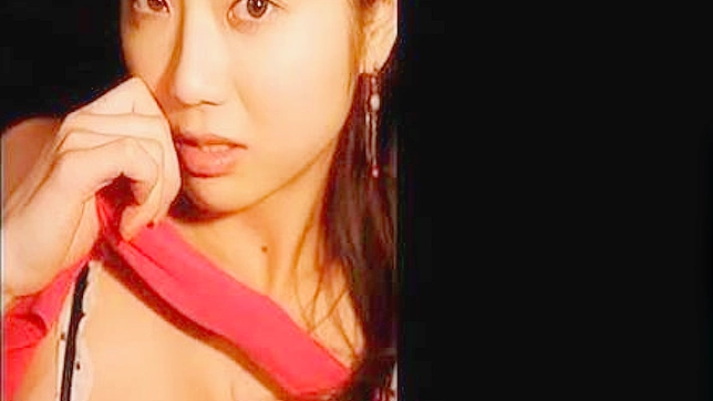 Sensual dama japonesa posando en interiores