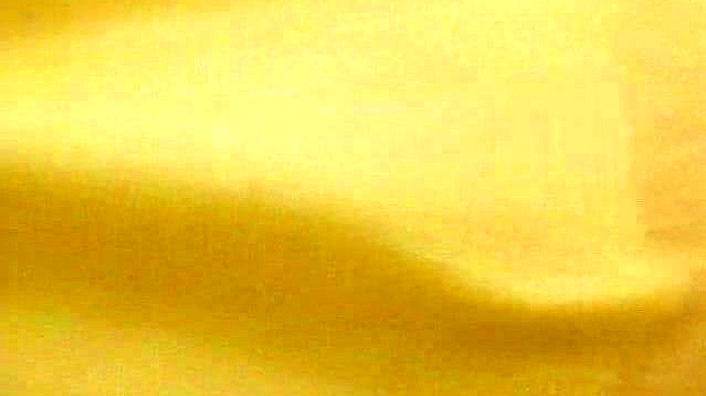 Chica asiática encantadora comparte sus tetas firmes y erectas