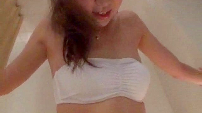 Chica Asia Dobladita Disfruta Placeres Locos con Juguetes Sexuales