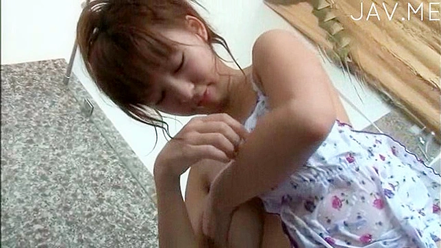 Chica Japonesa traviesa expone sus senos jugosos y tentadores