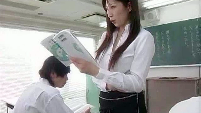 Profesora japonesa atrevida dando una increíble mamada de muerte