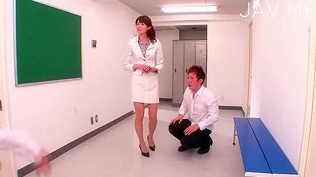 Maestra Japonesa Elegante Da Tremendo Cunnilingus En La Escuela
