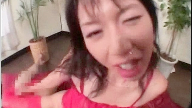 Chica Japonesa Llena Su Boca de Carga Después de Sexo Oral