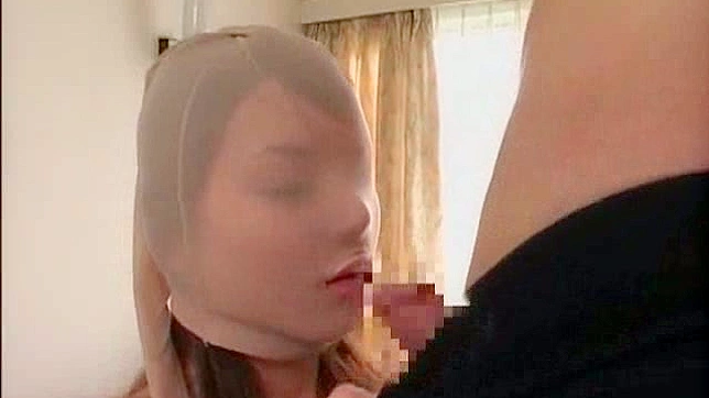 Chica con medias enmascaradas da placeres lujosos chupando polla