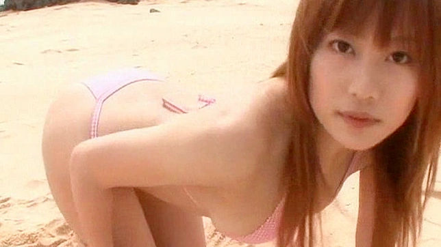 Gorda pelirroja en bikini muestra su cuerpo caliente