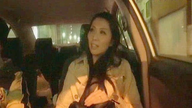 Estrella Porno Asiática Chapoteando en Coche y Chupándolo Locamente
