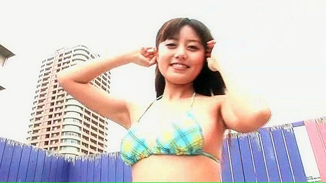 Mortífera y Seductora Actriz Porno Japonesa Posando en la Habitación