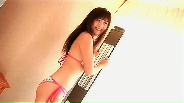 Estrella Porno Asiática Elegante Muestra Figura Sexi