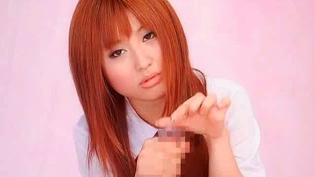 Chica asiática dándole una buena mamada