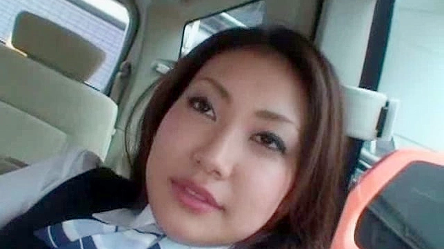Japonesita Pequeña y Maravillosa Chupando en el Coche