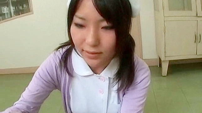 Cutie gives an erotic blowie