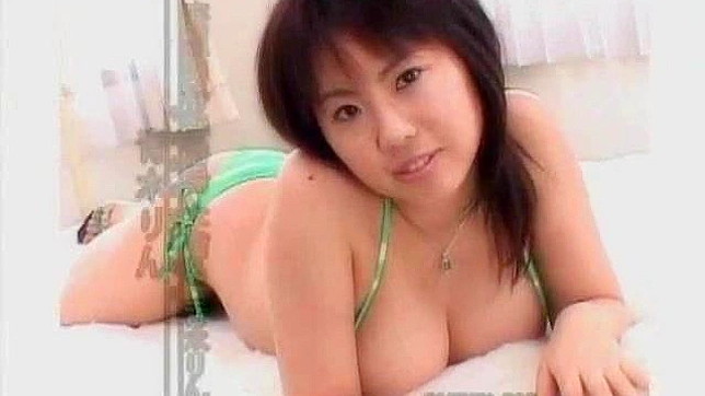 Jovencita asiática tetona y feliz chupando polla de novato