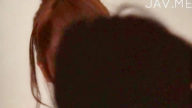 Japonesita de tetas firmes rebota sobre el pene duro