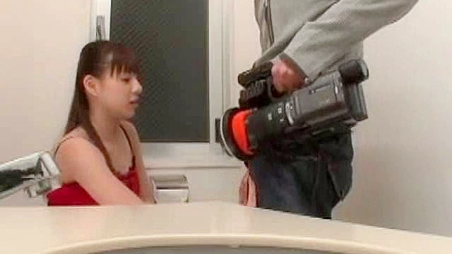 Estrella Porno Japonesa Desnuda y Enfadada Traga Un Gran Pene
