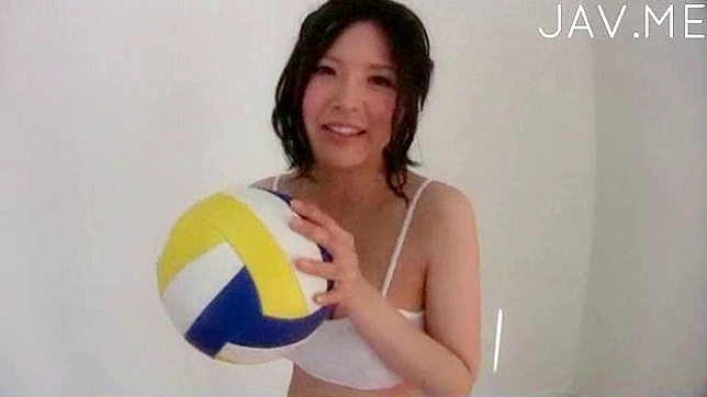 Chica de Voleibol Muestra Pezones Excitados Con Emoción