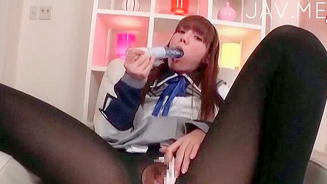 Escolita Joven Satisface Su Coño Con Un Vibrador