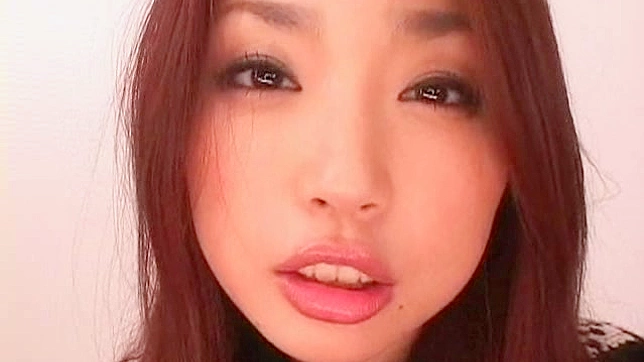 Mujer asiática lame el vidrio con sus labios carnosos