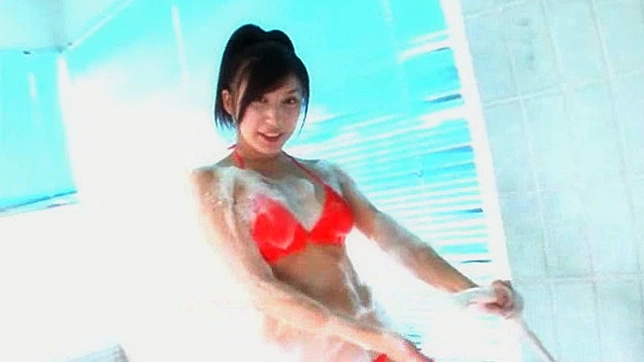 Joven Japonesita Cachonda y Linda en Ropa Interior Posando En El Piso