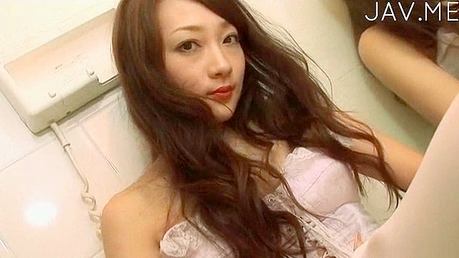 Estrella porno japonesa atrevida posando su figura sensual