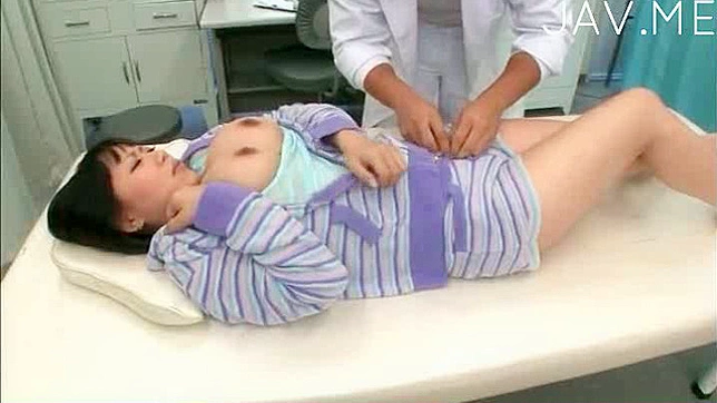 Cachonda japonesita con tetas grandes chupando polla