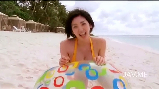 En la playa se desnuda