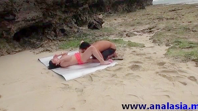 Goza Japonesita en la Playa con Cremoso Orgasmo Interno