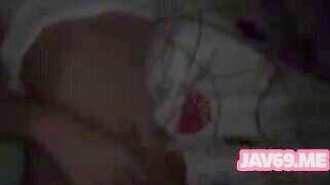 Bebé Japonesa Seductora En Un Vídeo de Follaże Ardiente