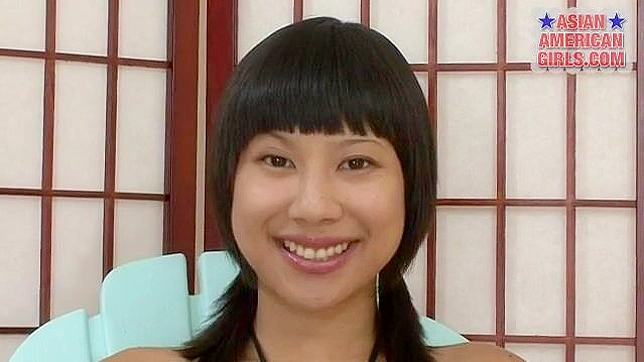 Sayuri ansía deslizar este juguete grueso en su rica coñito
