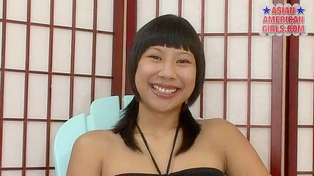 Sayuri ansía deslizar este juguete grueso en su rica coñito
