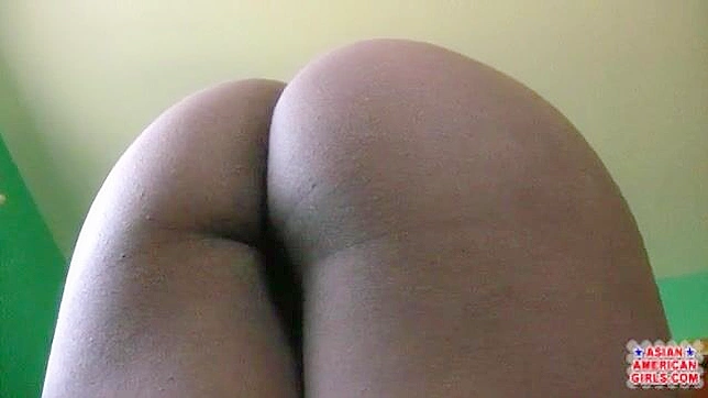Chica con Culo Grande se Masturba con los Dedos