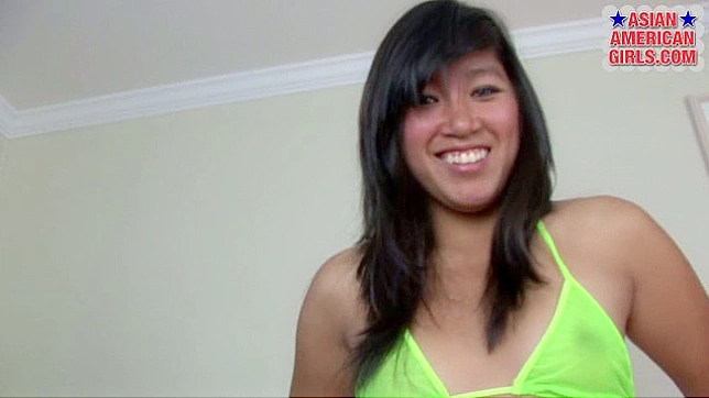 Kira Tran mostrando su conchita caliente