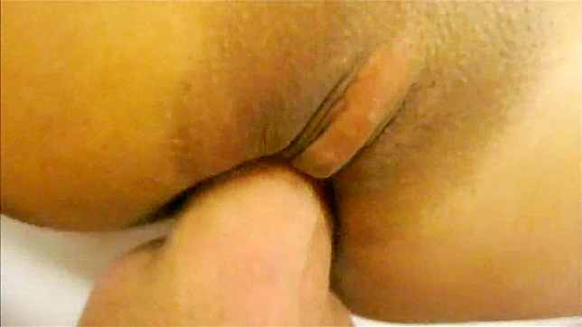 Bella Asiática Recibe una Ducha Facial Ardiente