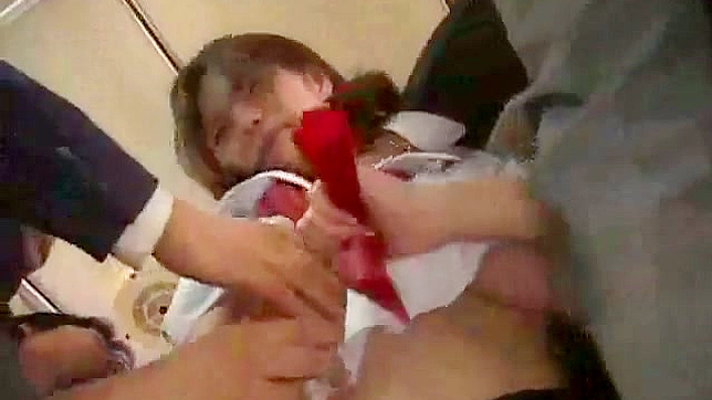 Joven Asia Estudiante Atrapada en Autobús y Toqueteada