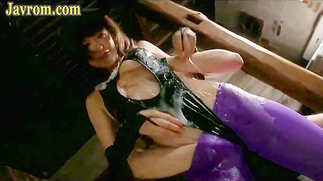 Chica Japonesa de Cosplay Masturbándose por Detrás